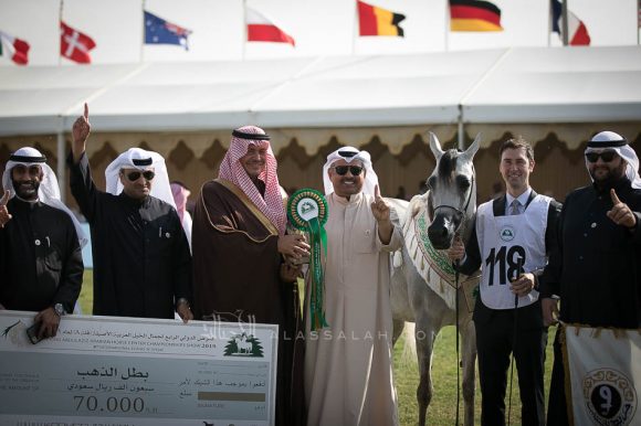 انا ام سي (تيتان ايه اس x ديفينا باسيون) مربط الخشاب.
