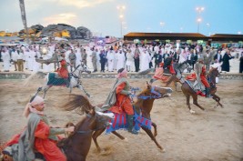 إنجاز أكبر مسرح مفتوح للخيل وقوافل الهجن في سوق عكاظ