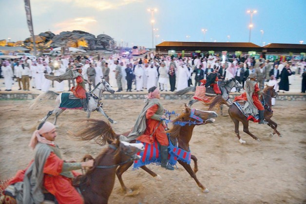 إنجاز أكبر مسرح مفتوح للخيل وقوافل الهجن في سوق عكاظ