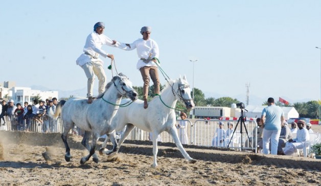 رياضات الخيل التقليدية تتألق على شاطئ الحيل بعمان