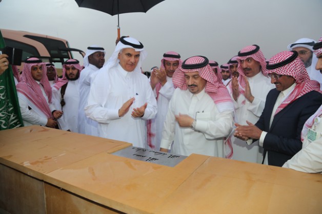 الأمير فيصل بن بندر يضع حجر الأساس لمشروع مركز الملك عبدالعزيز للخيل العربية الأصيلة بالثمامة