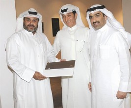 المرزوق يكرّم الناجحين في دورة تحكيم الخيل العربية بالكويت