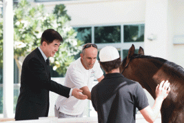 سفير الصين يشيد بمرافق ومنشآت الشقب