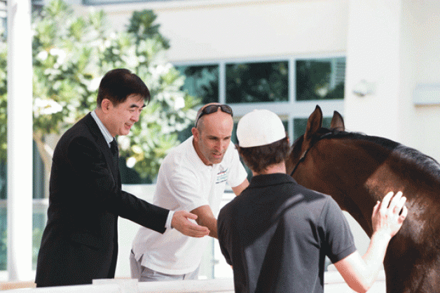 سفير الصين يشيد بمرافق ومنشآت الشقب