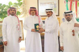 (الشمري) المختص بحجامة الخيل (الطب البديل) في زيارة لمركز الملك عبدالعزيز للخيل العربية بديراب