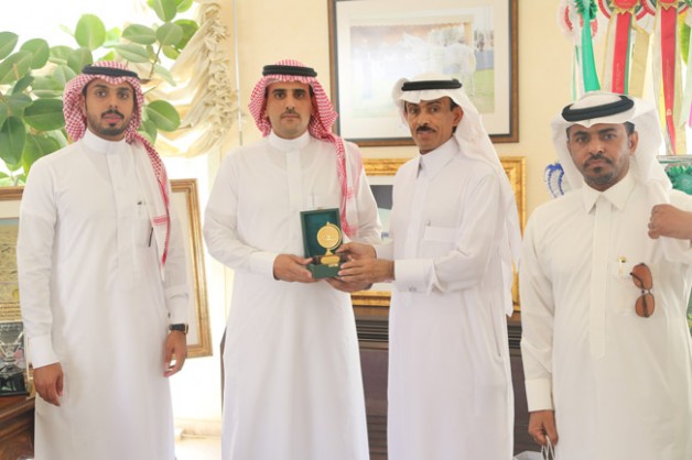 (الشمري) المختص بحجامة الخيل (الطب البديل) في زيارة لمركز الملك عبدالعزيز للخيل العربية بديراب