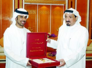 حاكم عجمان يكرم أول حكم دولي إماراتي في مسابقات جمال الخيل