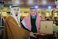 الأمير خالد بن سلطان يتلقى هدية تذكارية من الشيخ زايد بن حمد