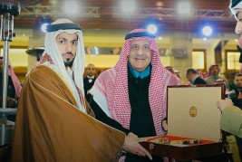 الأمير خالد بن سلطان يتلقى هدية تذكارية من الشيخ زايد بن حمد