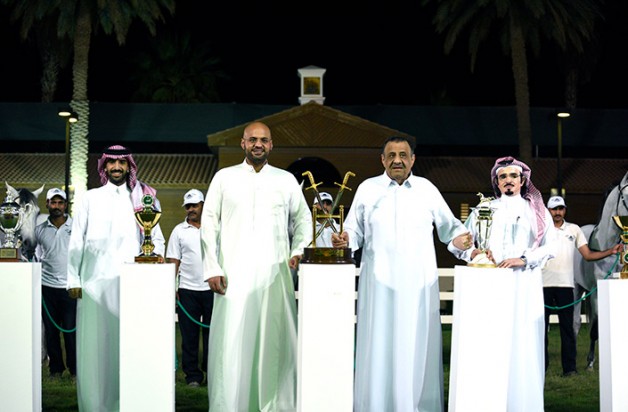 خالد بن سلطان وفهد بن خالد في زيارة لإسطبلات الخالدية وتفقد ابطال الموسم المنصرم