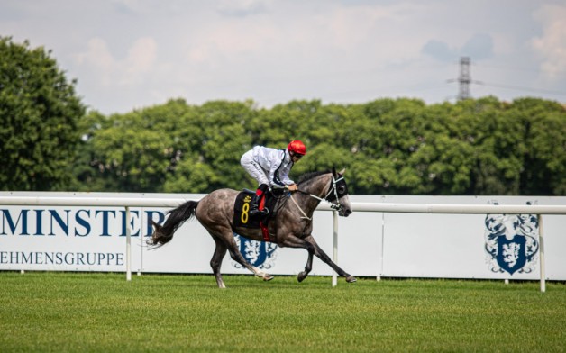 “ميار الخالدية” يكتسح منافسيه بسباق كأس الوثبة في وارسو