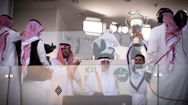 الأمير خالد الفيصل يُتوج الجواد “تلال الخالدية” بكأس الملك فيصل