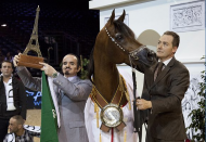 داكارو يلوي الأعناق في باريس ويهدي الوطن جائزة «البلاتينيوم» الكبرى