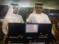 مربط التميمي يتقدم بدرع تذكاري لمدير جمعية الإمارات للخيول العربية