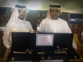 مربط التميمي يتقدم بدرع تذكاري لمدير جمعية الإمارات للخيول العربية