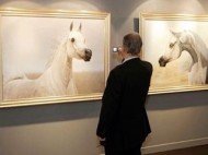 خالد المقدادي يرصد إيحاءات الحركة في جسد الخيول عبر 22 لوحة