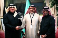الشيخ نواف بن ناصر يكرم الأستاذ صلاح العلي