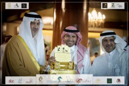 المدير العام لمركز الملك عبدالعزيز للخيل العربية يقدم هدية تذكارية للأمير بندر بن خالد الفيصل